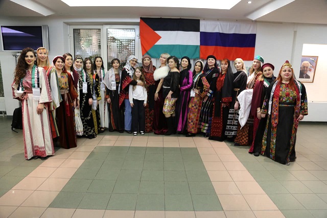 عرض للأثواب الفلسطينية في روسيا لمناسبة يوم التضامن مع شعبنا-الحياة الجديدة