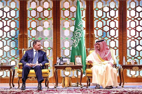 الامير عبد العزيز بن سعود في مقدمة مستقبلي اللواء محمود توفيق 