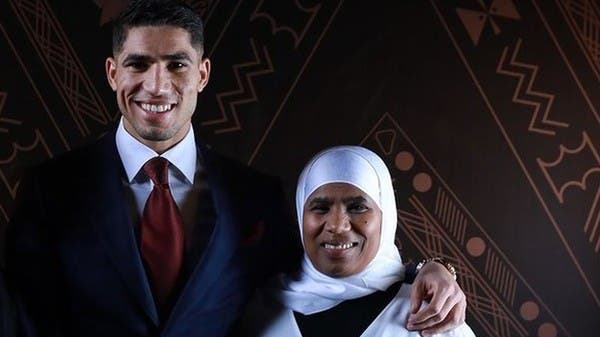 لماذا يحرص نجم المنتخب المغربي حكيمي على الظهور مع والدته بالملاعب؟