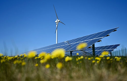 شركة إماراتية تحصل على تمويل دولي لبناء محطتَي طاقة متجدّدة في مصر