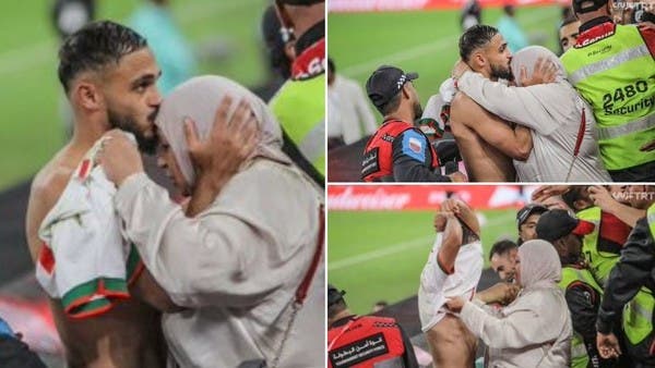 قبّل رأس والدته وأهداها قميصه.. مقطع لنجم المنتخب المغربي يهز مواقع التواصل