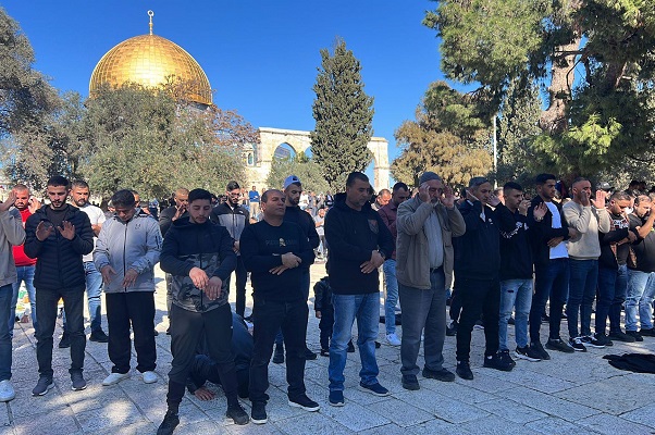 60 ألفا يؤدون “الجمعة” في رحاب “الأقصى”-الحياة الجديدة