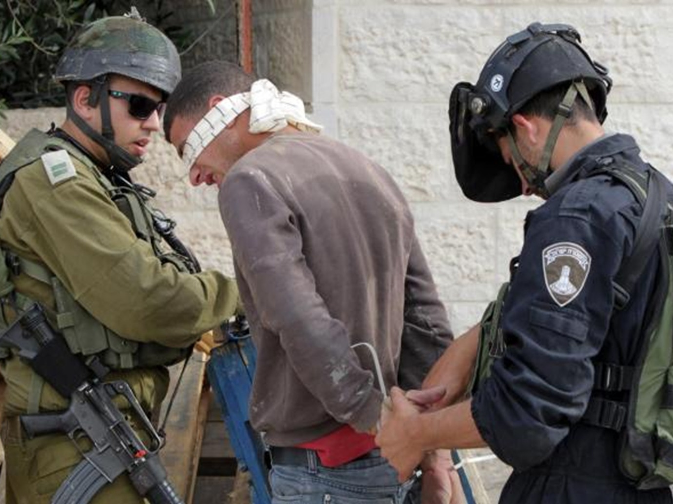 الاحتلال يعتقل شابين من مخيم جنين-الحياة الجديدة