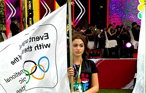 الفارسة الفلسطينية ليلى المالكي سفيرة الاتحاد الدولي للفروسية في مؤتمر الشباب العالمي