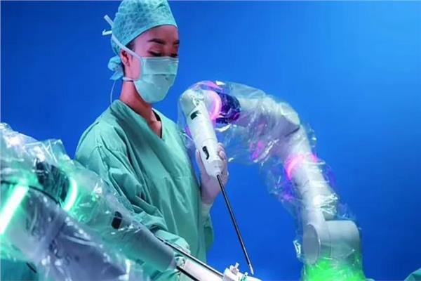 بإزالة ورم سرطاني.. روبوت ينقذ حياة رجل