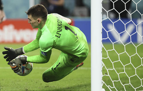 حارس كرواتيا يتعملق ويضع حداً لمفاجآت الكمبيوتر الياباني