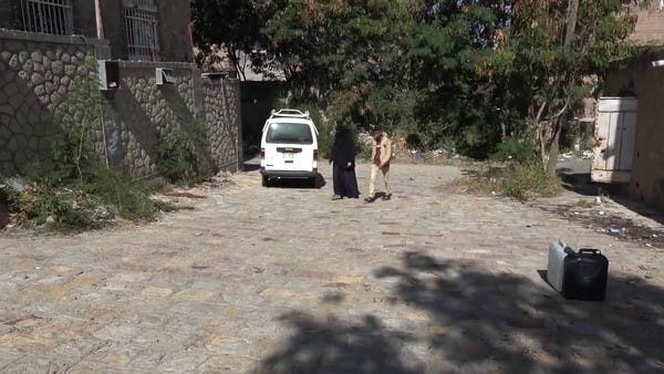 دون غذاء أو مياه نظيفة.. الأسر تعيش بمنازل مدمرة في تعز تحت حصار الحوثيين