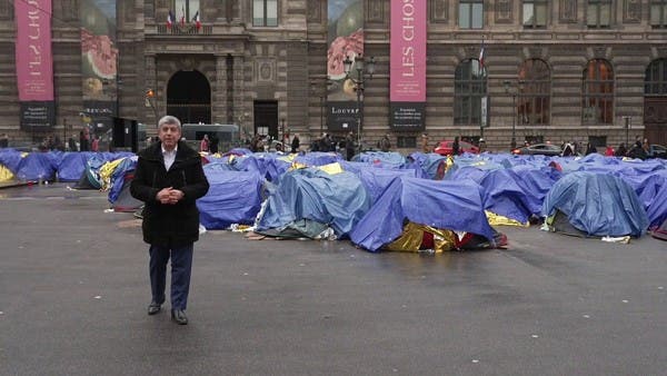 مئات اللاجئين ينصبون الخيام قرب متحف اللوفر للمطالبة بمأوى من البرد