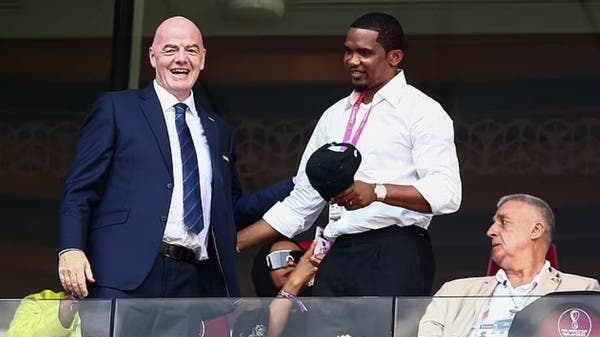 شاهد.. صامويل إيتو يفقد أعصابه ويركل مصورا بوجهه ويطرحه أرضا!