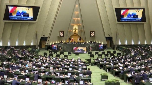 النظام الإيراني يبحث في إمكانية تخفيف بعض القيود على النساء