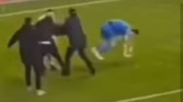 هل تعرض حارس المنتخب المغربي للضرب؟ فيديو يشعل التواصل