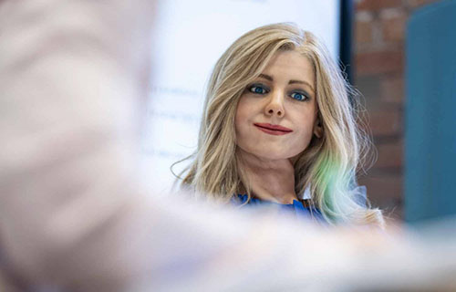 الروبوت “لينا” تذهل زملاءها في العمل!