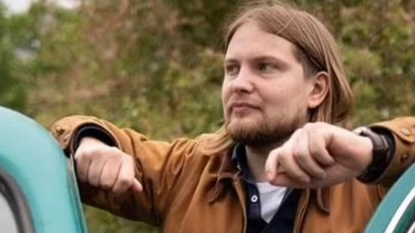 تغريم روسي “رأى زيلينسكي في المنام والتقط معه سيلفي”