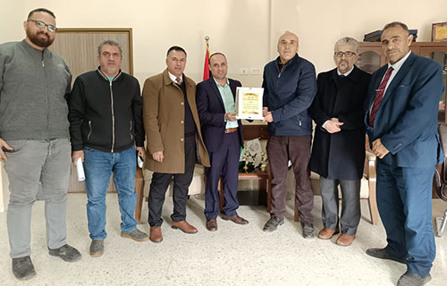 “المشروبات الوطنية” تجهز مختبراً بجامعة فلسطين التقنية