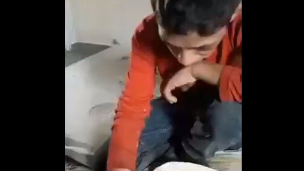 فيديو يكسر القلوب.. عذبوا طفلا سوريا في لبنان تأخر على الأغنام!