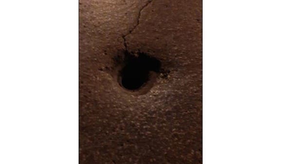 “هاي الحفرة قتلته”.. فيديو مؤثر لأردني خسر ابنه بحادث