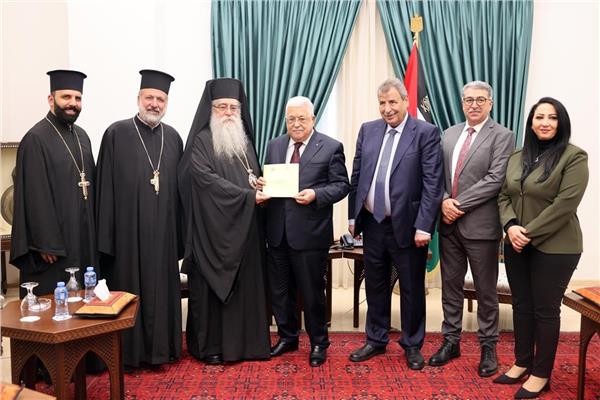 الرئيس الفلسطيني يتسلم دعوة لحضور احتفالات أعياد الميلاد بمقر الرئاسة