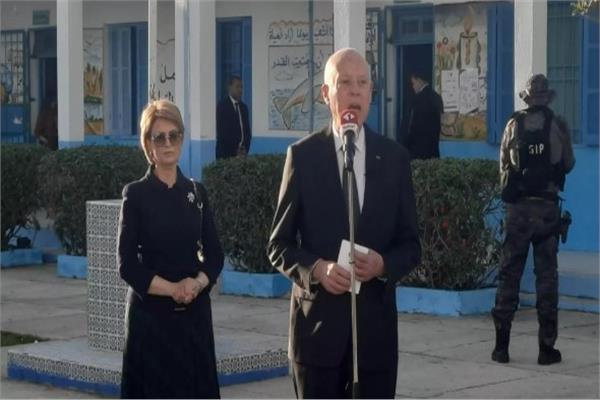 الرئيس التونسي يدلى بصوته في الانتخابات التشريعية