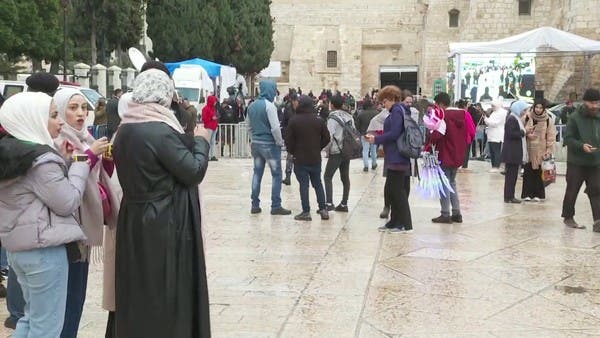 شاهد.. توافد الآلاف من الفلسطينيين والأجانب إلى ساحة كنيسة المهد