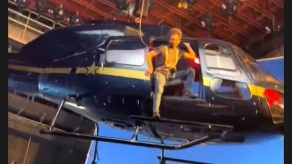 “قفزة من هليكوبتر”.. محمد صلاح يثير حيرة متابعيه