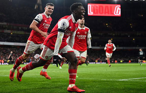 أرسنال يُحصن صدارته بثلاثية ونيوكاسل يقتحم الوصافة مؤقتاً