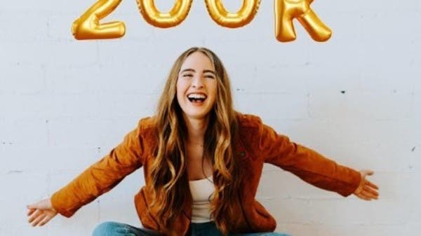 شابة عشرينية تعمل 4 ساعات فقط يوميا وتجني مليوني دولار سنوياً!