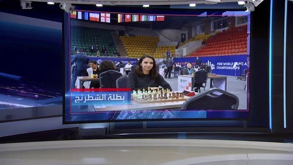 لاعبة شطرنج إيرانية تحتج ضد نظام طهران على طريقتها الخاصة