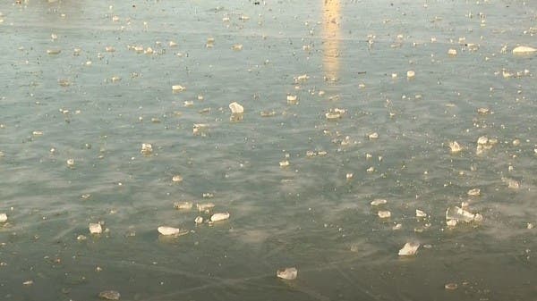 شاهد.. عاصفة القرن تجمد بحيرة أمام تمثال لينكولن بواشنطن