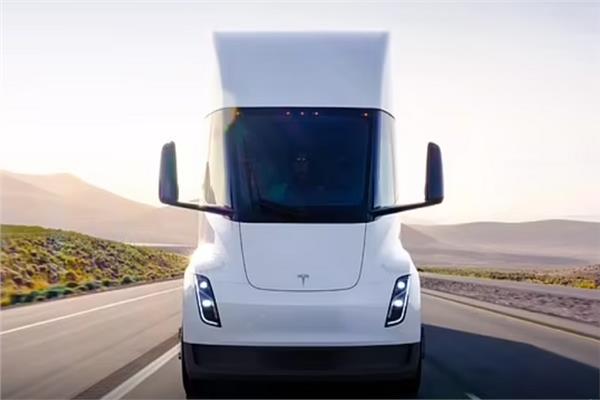 بسرعة 500 ميل.. تسلا تكشف عن شاحنة نصف كهربائية