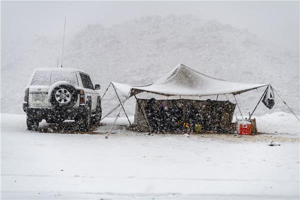 فيديو| حدث نادر…تساقط الثلوج في الكويت والسعودية