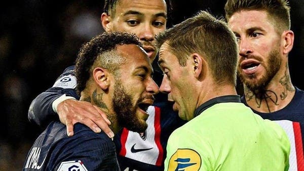 شاهد الحكم يعاقب نيمار بصفراوين ويطرده بالحمراء من أرض الملعب  