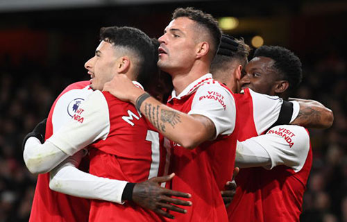 أرسنال وسيتي يستأنفان الصراع من دون هوادة