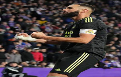 ريال مدريد يتصدر مؤقتاً بثنائية بنزيمة