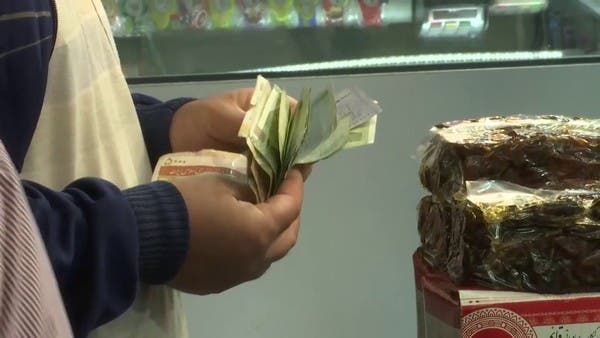 إقالة رئيس البنك المركزي لم تنقذ العملة من الانهيار