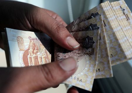 الدولار ينهار في السوق السوداء 35%