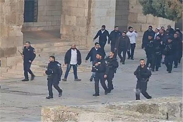وزير الأمن الاسرائيلي يقتحم باحات المسجد الأقصى.. واستشهاد طفل في بيت لحم