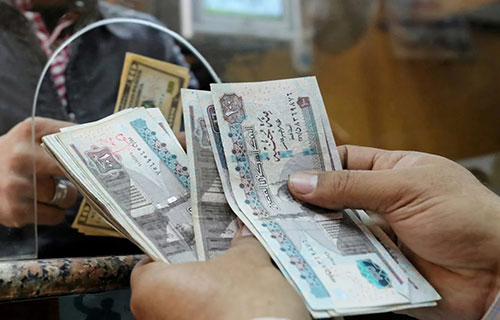 المصريون تحت وطأة ارتفاع الأسعار والتقنين وشح الدولار