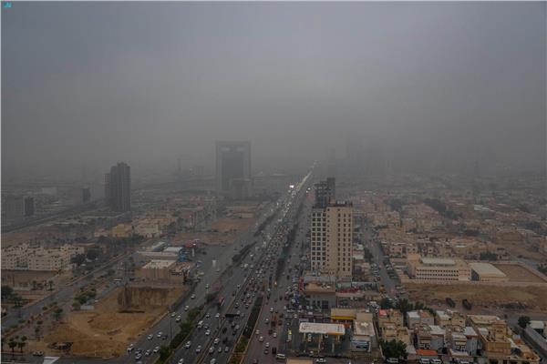 السعودية.. سحابة محملة بالبرد تتجه شمال العاصمة الرياض