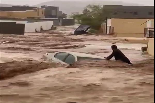 فيديو| لحظات حبست أنفاس السعوديين.. رجل ينقذ طفلا وسط سيول جارفة