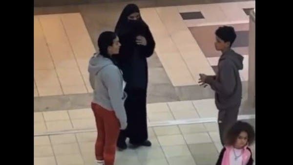 بملابس رياضية.. شاهد جورجينا تتسوق مع أطفالها في الرياض