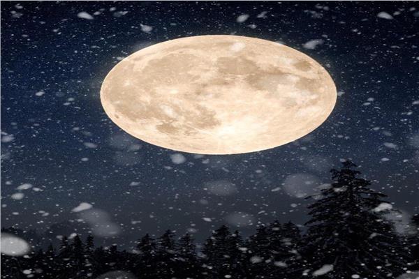 «القمر البدر» يزين السماء.. الليلة