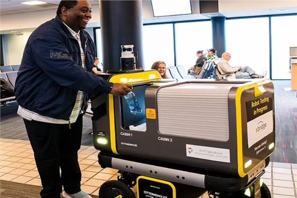 روبوت مستقل ذاتي القيادة لتوصيل الطرود بالمطارات | فيديو