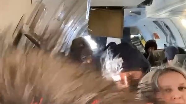 شاهد لحظات رعب عاشها ركاب طائرة.. فتح بابها في الجو