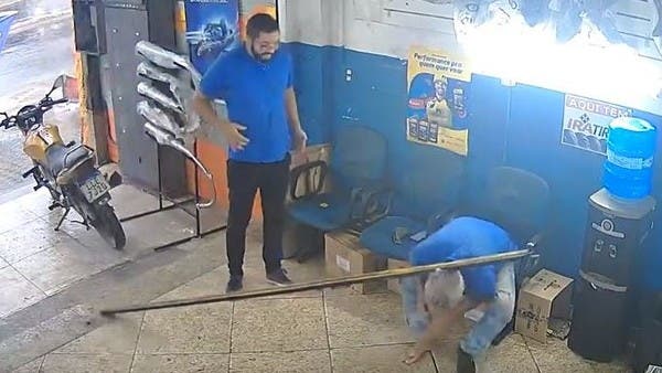 الموظف أم رب العمل؟.. حدد من أعثرهما حظاً بهذه الحادثة الفريدة!