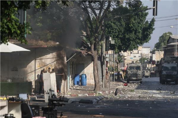 الجيش الإسرائيلي يقتحم نابلس ويصيب 10 فلسطينيين بالرصاص الحي والدهس