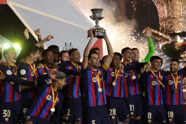  برشلونة يتوج بالسوبر الإسباني بعد إلحاقه هزيمة قاسية بريال مدريد