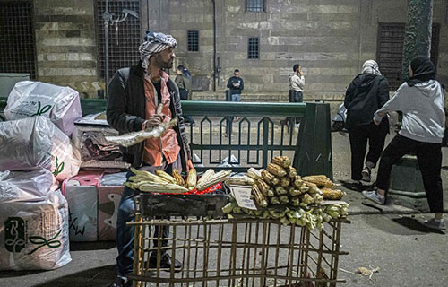 الأزمة الاقتصادية في مصر تدفع الطبقة المتوسطة نحو حافة الفقر