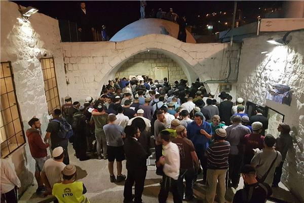 إصابة العشرات خلال اقتحام المستوطنين اليهود والجيش الإسرائيلي “قبر يوسف” بنابلس