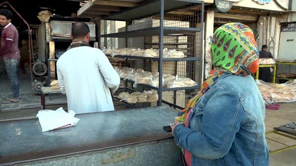 الشارع المصري يرحب بمنظومة جديدة لبيع الخبز بأسعار مخفضة