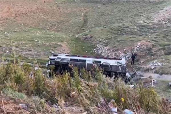 إصابة 12 شخصا نتيجة انقلاب حافلة قرب نهر الأردن